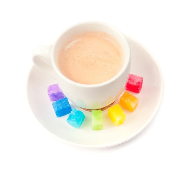 Veelkleurige shugar en kopje koffie — Stockfoto