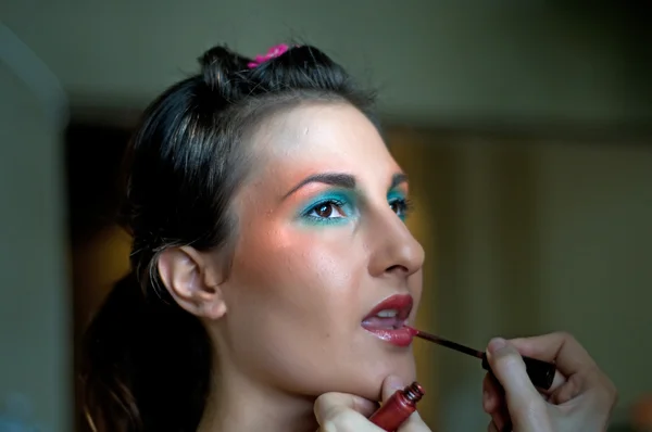 Applaying make-up — Stock fotografie