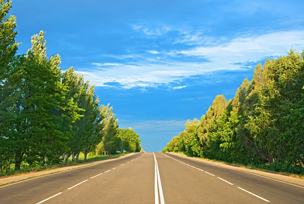 Carretera contra el cielo azul — Foto de Stock