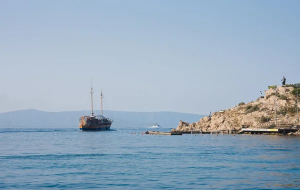 Ship leaves the bay. Croatia — Stock Photo, Image