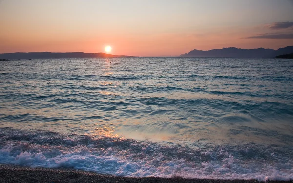 Plage sur la mer au coucher du soleil — Photo