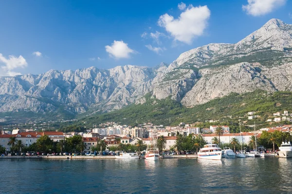 Makarska resort en de bergen. Kroatië — Stockfoto
