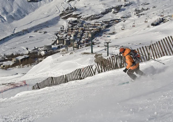 Um homem está esquiando em uma estação de esqui Cervinia, Itália — Fotografia de Stock