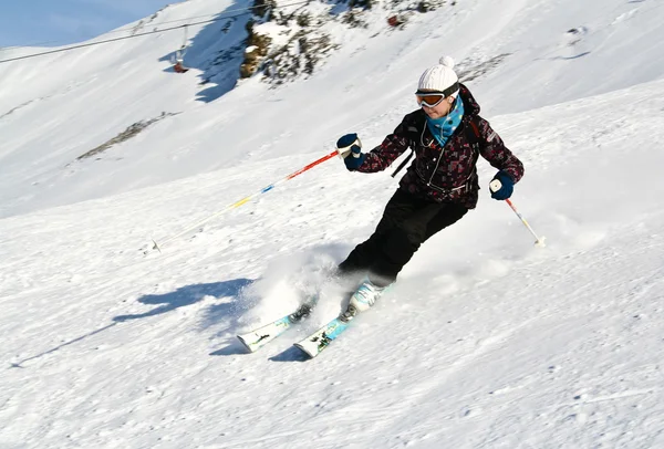 La mujer está esquiando en una estación de esquí — Foto de Stock