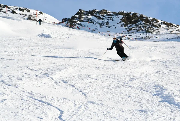 La mujer está esquiando en una estación de esquí —  Fotos de Stock