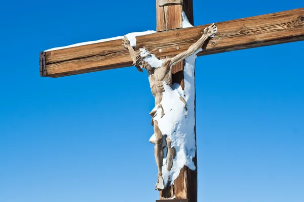 Ukrzyżowanie Jezusa Chrystusa, posypane śniegiem — Zdjęcie stockowe