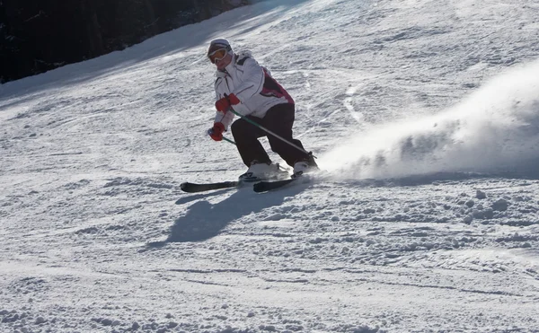 На лыжном курорте катается женщина — стоковое фото