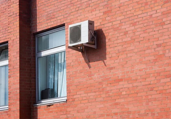 Légkondicionáló berendezés a tégla falon — Stock Fotó