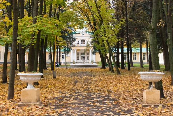 Starý zámek v parku na podzim — Stock fotografie