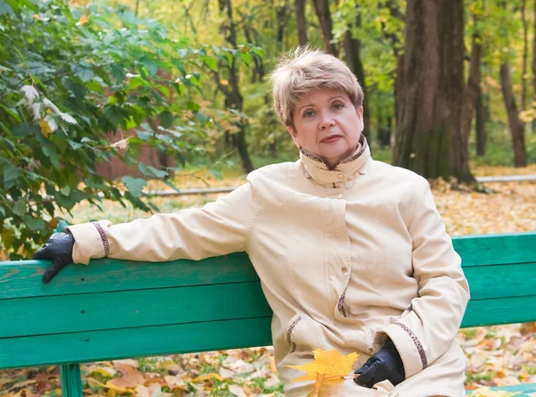 Portrét ženy v podzimním parku — Stock fotografie