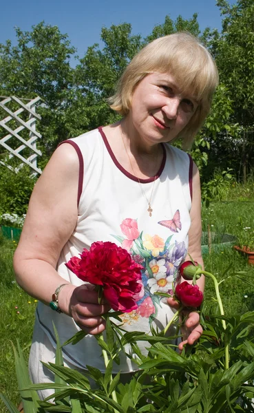 花を持つ女性の肖像 — ストック写真