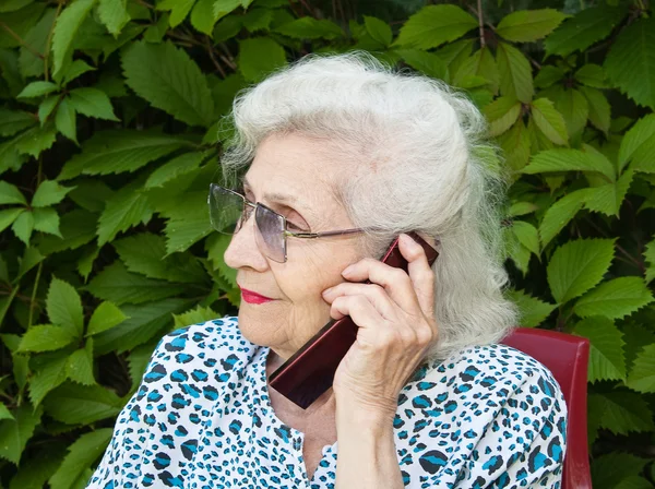 Mulher madura falando em um telefone celular — Fotografia de Stock