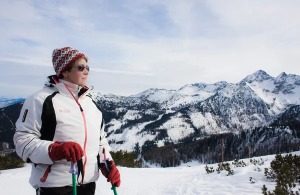 Альпійські лижники гори на задньому плані — стокове фото