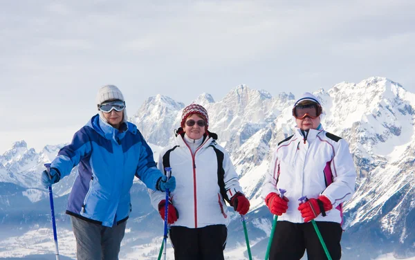 Skifahrer-Berge im Hintergrund — Stockfoto
