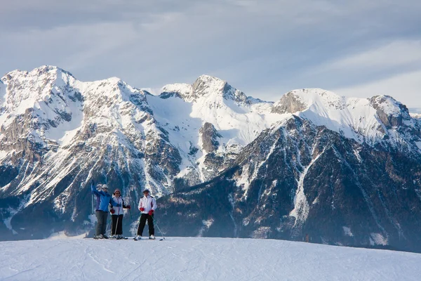 Skidåkare bergen i bakgrunden — Stockfoto
