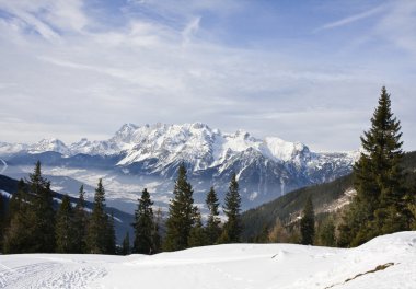 dağlar kışın kar altında. Ski resort schladming. Avusturya