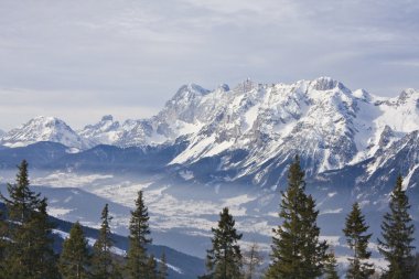 dağlar kışın kar altında. Ski resort schladming. Aus