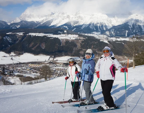 在背景中的滑雪者山 — 图库照片