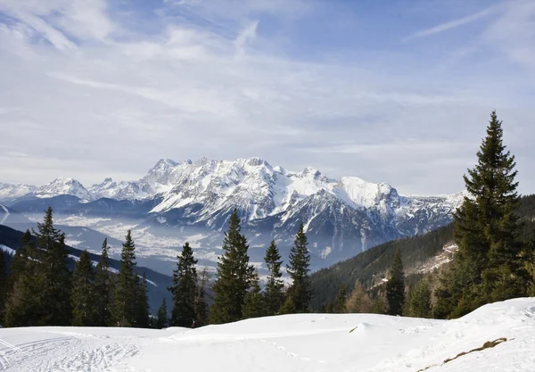 冬の雪の下の山々。スキー リゾート シュラート ミンク。オーストリア — ストック写真