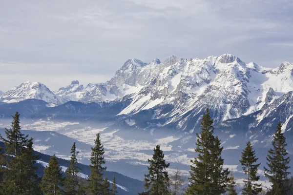 Góry w śniegu w zimie. Ośrodek narciarski schladming. aus — Zdjęcie stockowe