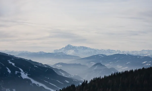 Montanhas sob neve no inverno. Estância de esqui Schladming. Aus... — Fotografia de Stock