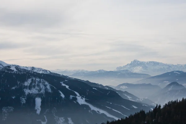 Montagne sotto la neve in inverno. Comprensorio sciistico Schladming. Aus — Foto Stock