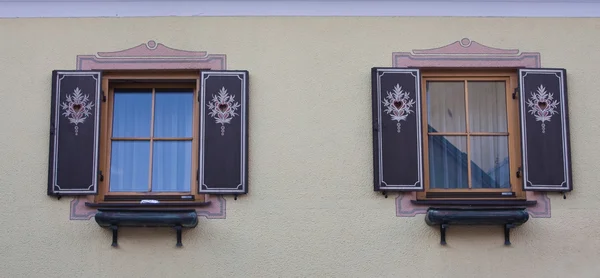 Zwei Fenster mit Rollläden — Stockfoto
