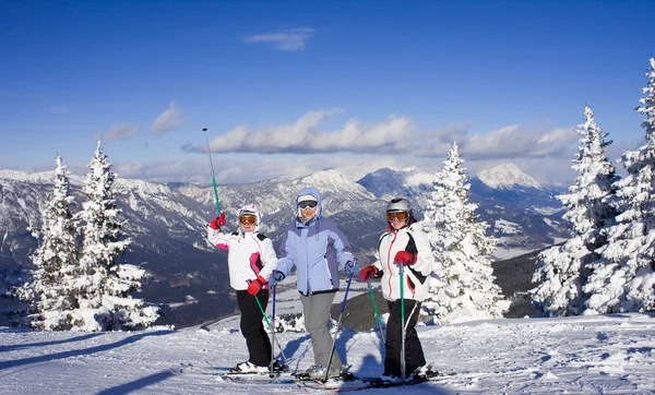 Горные лыжники на заднем плане — стоковое фото