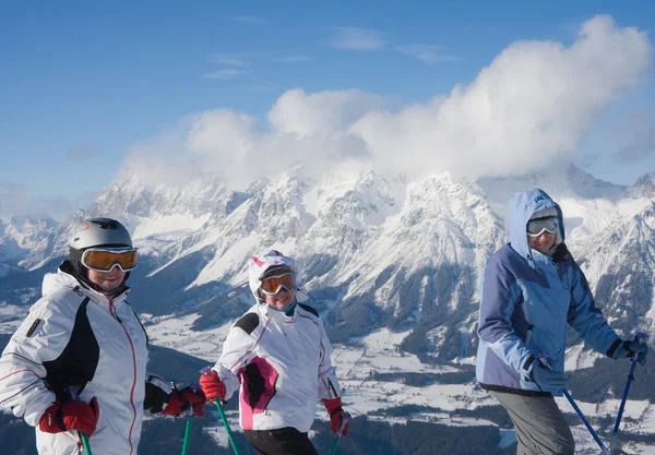 Esquiadores montanhas no fundo — Fotografia de Stock