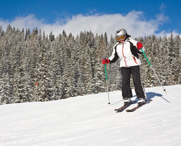Bir kadın bir Kayak Merkezi Kayak — Stok fotoğraf