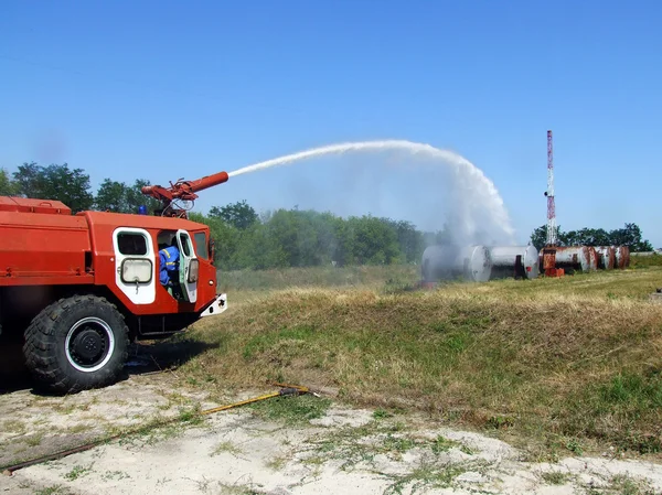 Extinguishing fire — Stock Photo, Image