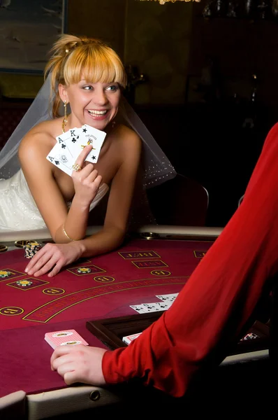 Brud spelar casino — Stockfoto