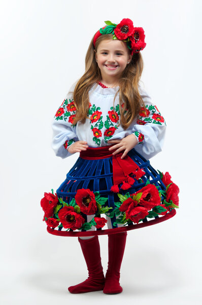 Молодая красивая девушка в украинском национальном костюме
