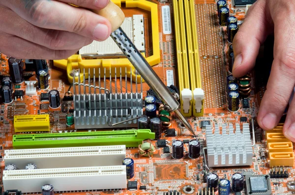 Een circuit board solderen — Stockfoto