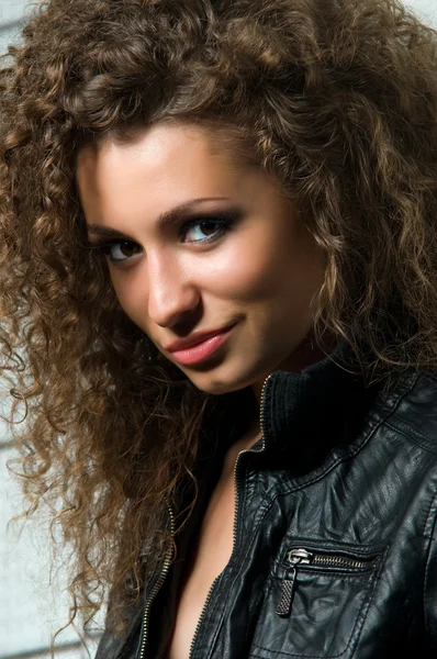 Krásná mladá žena s kudrnatými vlasy — Stock fotografie