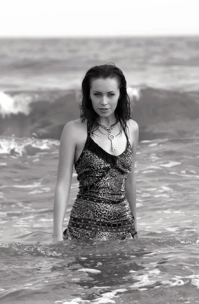 바다에 서 있는 아름 다운 여자 — 스톡 사진