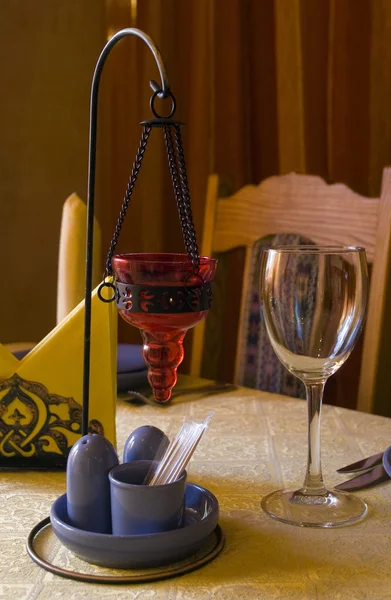 Glas och bestick finns på bordet — Stockfoto