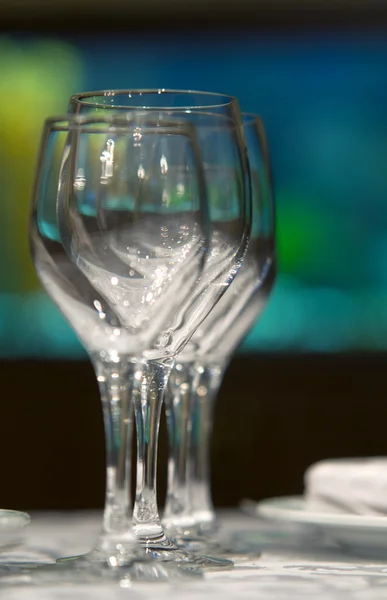 Las gafas están en la mesa cerca de los platos. — Foto de Stock