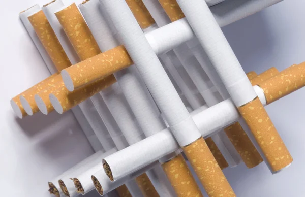 Cigarro branco sobre um fundo branco — Fotografia de Stock