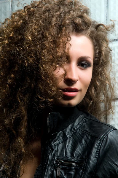 Krásná mladá žena s kudrnatými vlasy — Stock fotografie