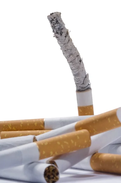 Sigaretten op een witte achtergrond — Stockfoto