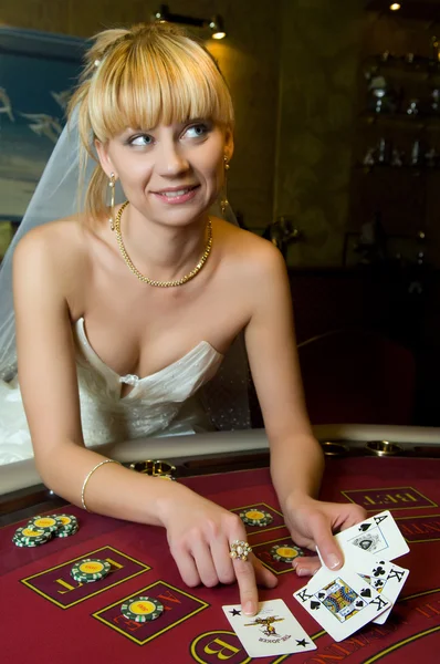 Braut spielt Casino — Stockfoto