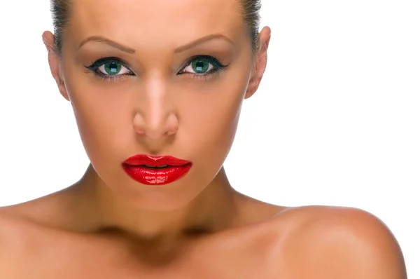 Schöne Frau mit leuchtend roten Lippen — Stockfoto