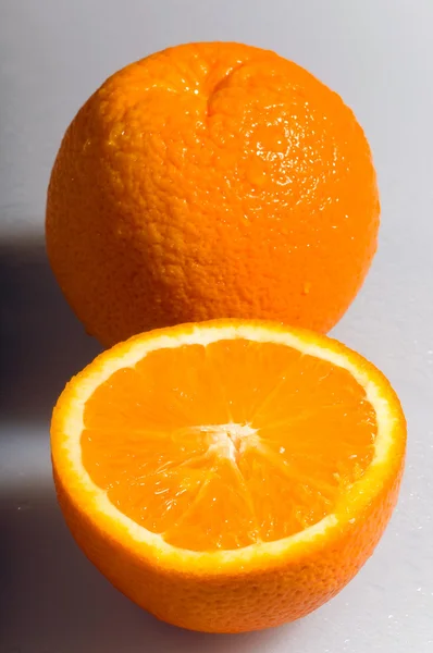 Naranja jugosa está sobre un fondo gris — Foto de Stock