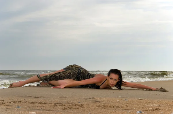 Donna snella sdraiata sulla spiaggia — Foto Stock