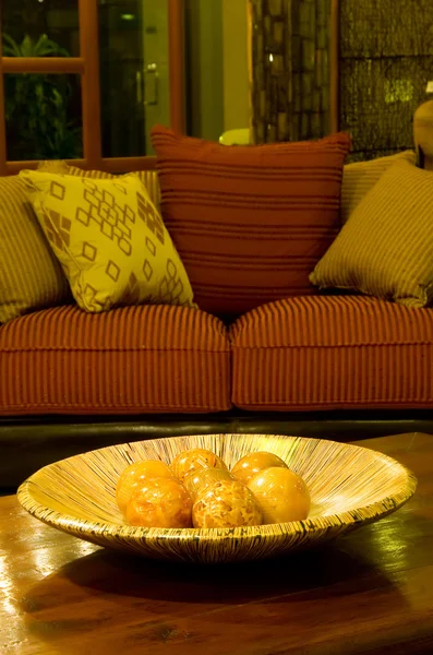 Interior confortável com uma composição do sofá e travesseiros — Fotografia de Stock