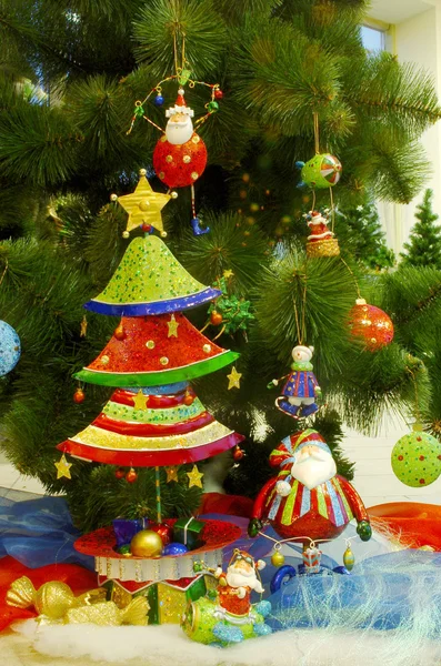 스프루 스에서 산타 클로스 장난감 — 스톡 사진