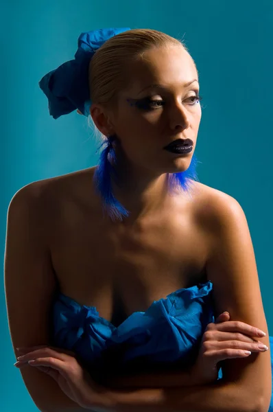 Mulher bonita em um vestido azul — Fotografia de Stock