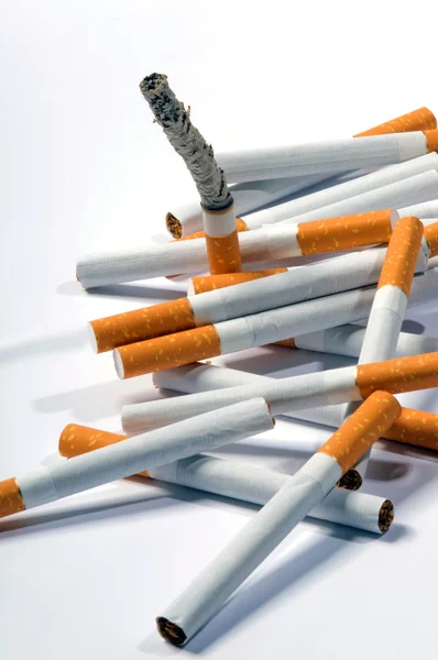 Cigarros sobre fundo branco — Fotografia de Stock