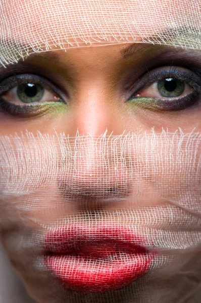 Πρόσωπο της γυναίκας με φωτεινό μακιγιάζ πέπλο με Γάζα — Φωτογραφία Αρχείου